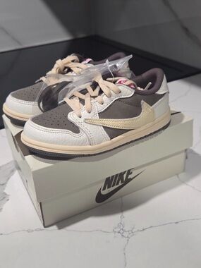 TRAVIS SCOTT X JORDAN 1
LOW OG TD 'REVERSE
MOCHA'